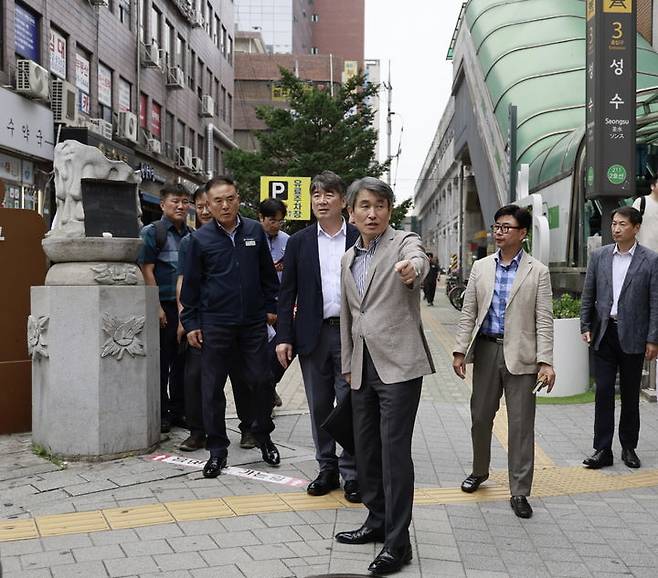 [서울=뉴시스]성수역 현장 점검하는 백호 서울교통공사 사장. 2024.07.12. (사진=서울교통공사 제공) *재판매 및 DB 금지