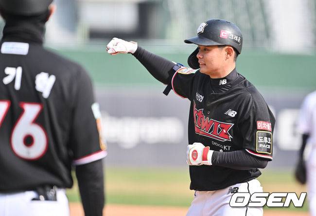 [OSEN=부산, 최재현 기자] 24일 부산 사직구장에서 2022 신한은행 SOL KBO리그 롯데 자이언츠와 KT 위즈의 시범경기가 열렸다.KT 권동진이 9회초 2사 2루 역전 적시타를 치고 세리머니를 하고 있다. 2022.03.24 /&nbsp;hyun309@osen.co.kr