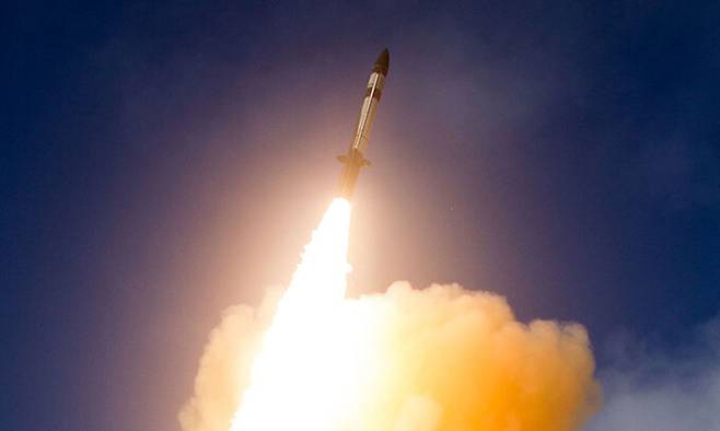 SM-3 함대공미사일이 표적을 향해 날아가고 있다. 미 MDA 제공