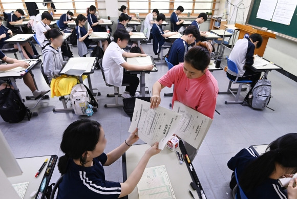 전국연합학력평가 치르는 고3 학생들 - 2024학년도 7월 전국연합학력평가가 실시된 11일 경기 수원시 효원고등학교에서 학생들이 문제지를 배부받고 있다. 전국에서 동시에 실시된 이번 평가는 인천광역시교육청이 주관하며 전국 1837개 고교에서 36만 6418명이 응시한다. 개인별 성적표는 오는 24일부터 다음달 16일까지 온라인으로 제공된다. 뉴시스