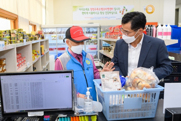 이기재(오른쪽) 서울 양천구청장이 푸드마켓센터 신정동 지점을 방문해 주민과 대화하고 있다. 양천구 제공