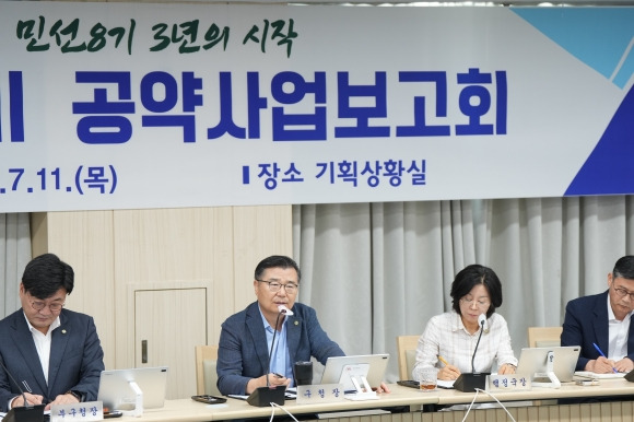 류경기(왼쪽 두 번째) 서울 중랑구청장이 지난 11일 열린 ‘민선8기 공약사업보고회’에서 발언하고 있다. 중랑구 제공