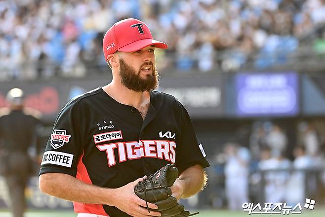 KIA 투수 알드레드는 11일 잠실구장에서 열린 '2024 신한 SOL Bank KBO 리그' LG와 주중 3연전 마지막 경기에서 선발 등판했다. 이날 6⅔이닝 무실점으로 팀 승리의 발판을 만들었다. 엑스포츠뉴스 DB