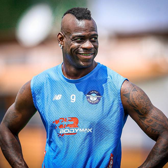 이탈리아 매체 칼치오 메르카토가 12일(한국시간) 튀르키예에서 방출된 이탈리아 공격수 발로텔리가 K리그 팀으로부터 제안을 받았다고 전했다.&nbsp;아다나 데미르스포르