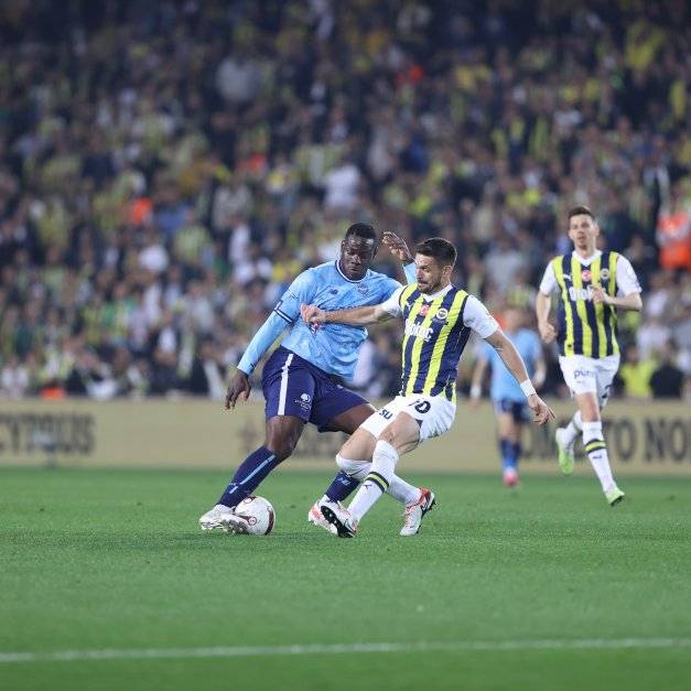 이탈리아 매체 칼치오 메르카토가 12일(한국시간) 튀르키예에서 방출된 이탈리아 공격수 발로텔리가 K리그 팀으로부터 제안을 받았다고 전했다.&nbsp;아다나 데미르스포르