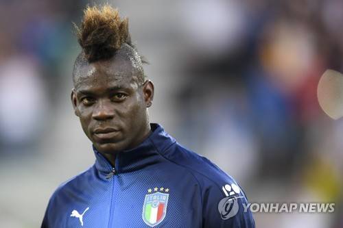 이탈리아 매체 칼치오 메르카토가 12일(한국시간) 튀르키예에서 방출된 이탈리아 공격수 발로텔리가 K리그 팀으로부터 제안을 받았다고 전했다.&nbsp;연합뉴스