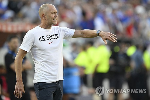 글로벌 축구매체 스포츠 바이블에 의하면 2026 FIFA 북중미 월드컵 개최국인 미국 축구대표팀은 2024 CONMEBOL 코파 아메리카 조별리그에서 탈락하자 그레그 버홀터 감독을 경질하고 세계적인 명장 위르겐 클롭 감독 선임을 추진 중이다. 지난 시즌까지 프리미어리그 명문 리버풀을 이끌던 클롭 감독은 휴식을 원해 미국 대표팀 제의를 거절했다. 그러나 미국 레전드 골키퍼 팀 하워드는 조국을 위해 직접 클롭 감독을 찾아가 미국 대표팀 사령탑 부임을 설득하겠다고 밝혔다. 연합뉴스