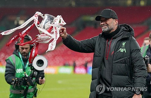 글로벌 축구매체 스포츠 바이블에 의하면 2026 FIFA 북중미 월드컵 개최국인 미국 축구대표팀은 2024 CONMEBOL 코파 아메리카 조별리그에서 탈락하자 그레그 버홀터 감독을 경질하고 세계적인 명장 위르겐 클롭 감독 선임을 추진 중이다. 지난 시즌까지 프리미어리그 명문 리버풀을 이끌던 클롭 감독은 휴식을 원해 미국 대표팀 제의를 거절했다. 그러나 미국 레전드 골키퍼 팀 하워드는 조국을 위해 직접 클롭 감독을 찾아가 미국 대표팀 사령탑 부임을 설득하겠다고 밝혔다. 연합뉴스