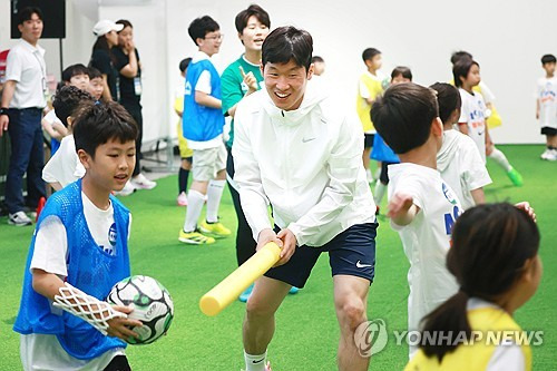 박지성은 12일 국립현대미술관 서울관에서 진행된 문화행사 MMCA 플레이: 주니어 풋살에 참석해 정몽규 대한축구협회 회장이 스스로 선택해야 될 때라고 사퇴를 촉구했다. 연합뉴스