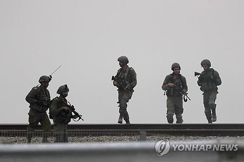 가자지구 접경 지역 순찰 중인 이스라엘군 [EPA 연합뉴스 자료사진. 재배포 및 DB 금지]