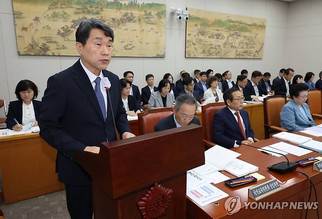 업무보고 하는 이주호 부총리 (서울=연합뉴스) 김주형 기자 = 12일 오전 서울 여의도 국회에서 열린 교육위원회 전체 회의에 출석한 이주호 부총리 겸 교육부 장관이 업무보고를 하고 있다. 2024.7.12 kjhpress@yna.co.kr