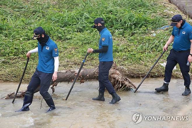 폭우에 실종된 대학생 수색하는 경찰 (익산=연합뉴스) 12일 오전 전북경찰청 소속 경찰관들이 지난 10일 익산시 금마면의 한 펜션으로 동아리 엠티(MT)를 왔다가 실종된 대학생을 찾기 위해 익산천 주변 수풀과 수로 등을 수색하고 있다. 2024.7.12 [전북경찰청 제공. 재판매 및 DB 금지] warm@yna.co.kr
