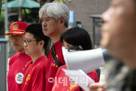 해병대 예비역 연대원들이 지난달 24일 오전 서울 영등포구의 임성근 전 해병대 1사단장 관사 인근에서 기자회견을 열고 임 전 사단장 엄벌을 촉구하고 있다.(사진=뉴스1)