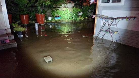 지난 9일 오후 10시 18분쯤 대구 달서군 가창면 한 주택이 물에 침수돼 소방당국이 배수 작업을 하고 있다.(사진=뉴스1)