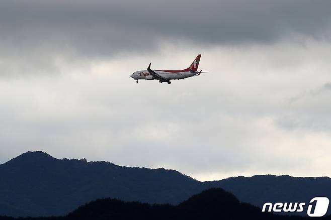 먹구름이 가득한 하늘에 티웨이항공 여객기가 비행하고 있다.(사진은 기사 내용과 무관함) / 뉴스1 ⓒ News1