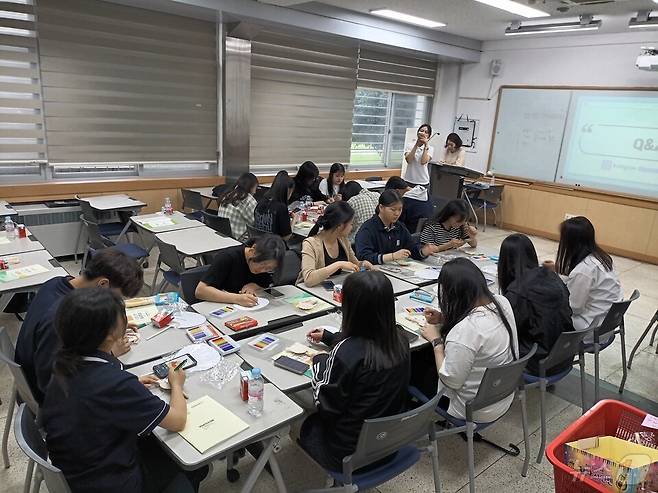 광영고(교장 민연옥)- 10일 광주교육대학교에서 진행되는 '풍향아람, 학과체험' 행사에 참여했다. 초등교사를 희망하는 학생들을 위해 이번 체험 행사를 진행했다.(전남교육청 제공)/뉴스1