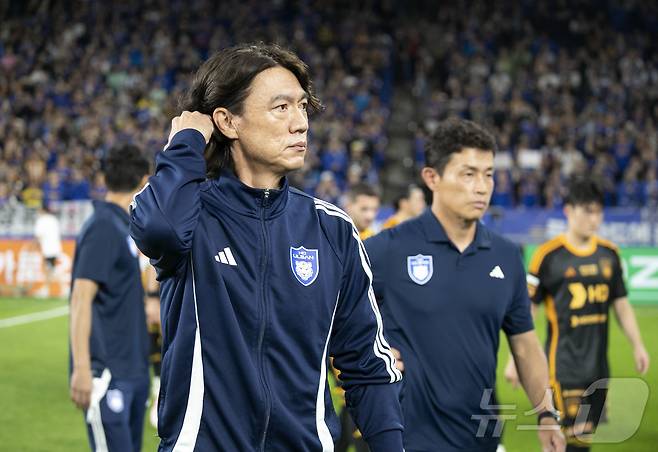 홍명보 울산HD 감독이 10일 울산 문수경기장에서 열린 프로축구 울산HD와 광주FC의 경기를 끝내고 울산HD 팬석에 인사를 하고 발걸음을 돌리고 있다. 2024.7.10/뉴스1 ⓒ News1 김지혜 기자