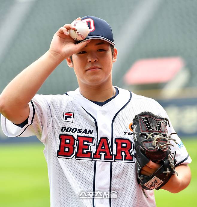 두산 시라카와가 12일 잠실구장에서 열린 2024 KBO리그 삼성전에 앞서 포토타임을 진행하고 있다. 사진 | 스포츠서울DB