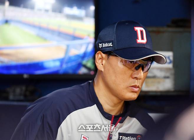 두산 이승엽 감독이 12일 잠실구장에서 열린 2024 KBO리그 삼성전에서 경기를 지켜보고 있다. 사진 | 스포츠서울DB