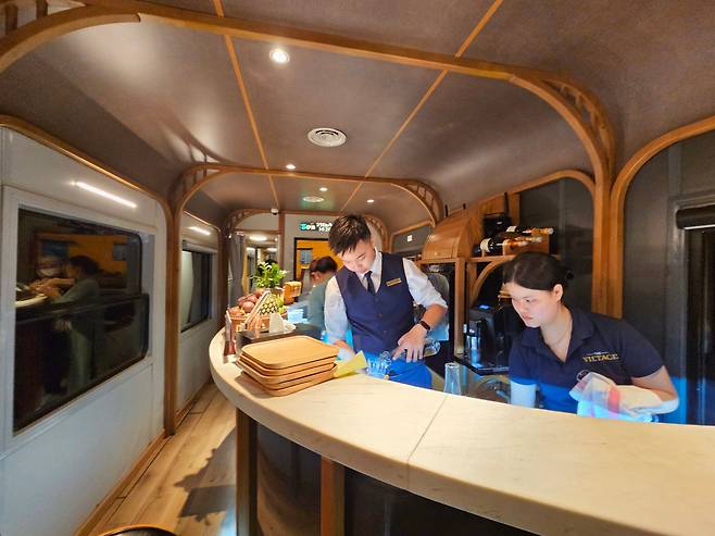 기차에는 호텔 셰프가 운영하는 주방, 전문 바텐더가 상주하는 바도 있다. 이곳에서 승객 12명만을 위한 먹을거리를 만든다. /냐짱·꾸이년=이미지 기자