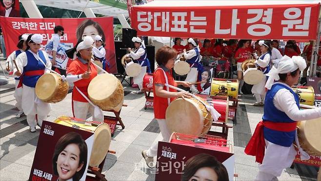 나경원 당대표 후보의 지지자들이 12일 오후 대구 북구 엑스코(EXCO)에서 열린 국민의힘 7·23 전당대회 대구·경북 합동연설회에서 나 후보를 응원하고 있다. ⓒ데일리안 홍금표 기자