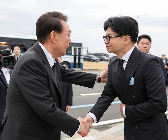 윤석열 대통령이 지난 3월 22일 경기도 평택 소재 해군 제2함대사령부에서 거행된 제9회 서해수호의날 기념식을 마친 뒤 한동훈 국민의힘 비상대책위원장과 악수하고 있다. ⓒ대통령실/뉴시스