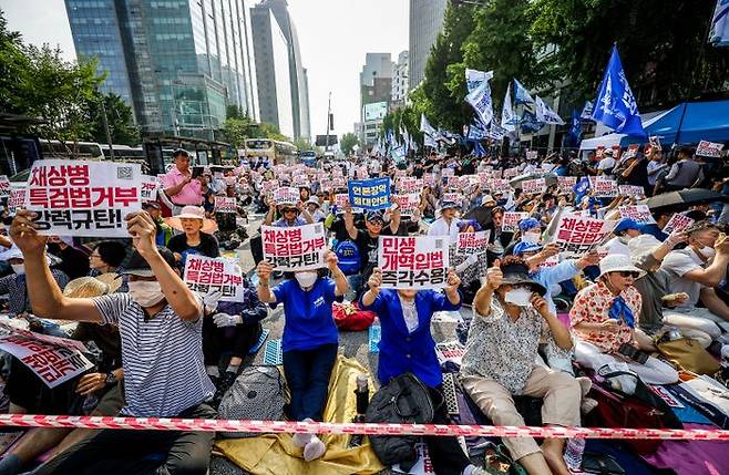 13일 서울 종로구 광화문광장 인근에서 열린 '거부권을 거부하는 전국비상행동' 주최 집회에서 참석자들이 피켓을 들고 구호를 외치고 있다. ⓒ뉴시스