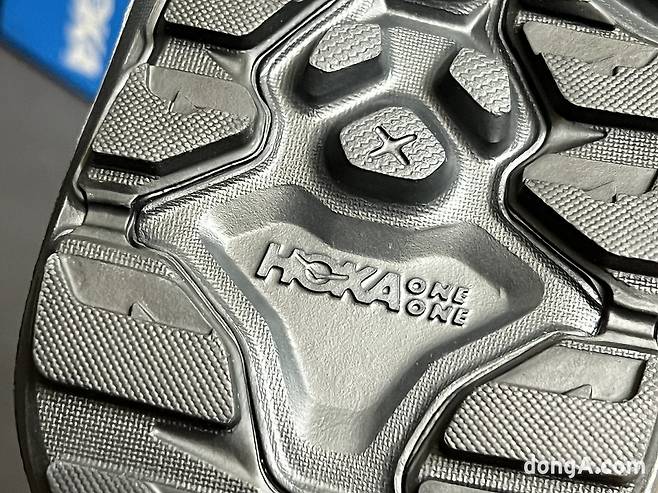호카 호파라2 밑창에는 공식 브랜드 이름인 호카 오네오네 로고가 새겨져있다.