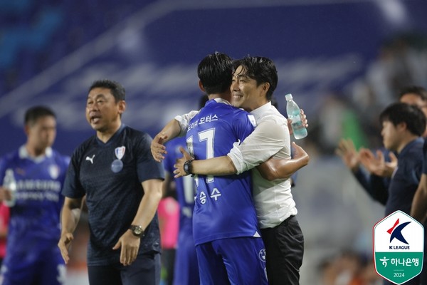 박승수(왼쪽), 변성환 감독(이상 수원삼성). 한국프로축구연맹 제공