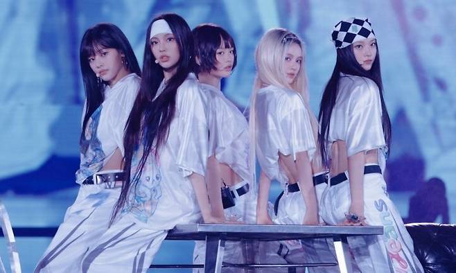 그룹 뉴진스가 지난 26~27일 일본 도쿄돔에서 팬미팅 ‘버니즈 캠프’ 무대를 선보이고 있다. 어도어 제공