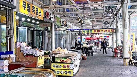 지난 1월 경기도 성남 모란시장 가축거리에 있는 건강원 간판에 대부분 '흑염소'라고 적혀 있다. 이보람 기자