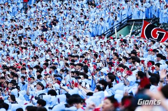 1982년 프로야구 원년과 함께 태동한 롯데 자이언츠가 13일 사직 KT전에서 2만2758석 매진을 기록하면서 누적관중 3000만명을 돌파했다. 이날 관중석을 가득 메운 팬들. 사진 롯데 자이언츠