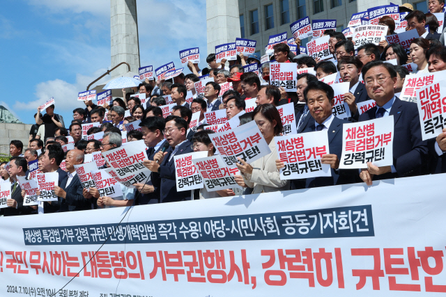 ▲ 더불어민주당 박찬대 당 대표 권한대행 겸 원내대표가 지난 10일 오전 서울 여의도 국회 본청 앞에서 열린 ‘순직해병특검법 거부 강력 규탄·민생개혁입법 수용 요구’ 야당-시민사회 공동 기자회견에서 발언하고 있다. [연합뉴스 자료사진]