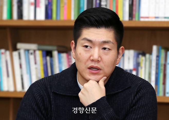 <주간경향-청년정치 대담> 김재섭 국민의힘 도봉갑당협위원장이  5일 경향신문사 여적향에서 열린 대담에 참석해 발언하고 있다. 2023.12.5 /서성일 선임기자