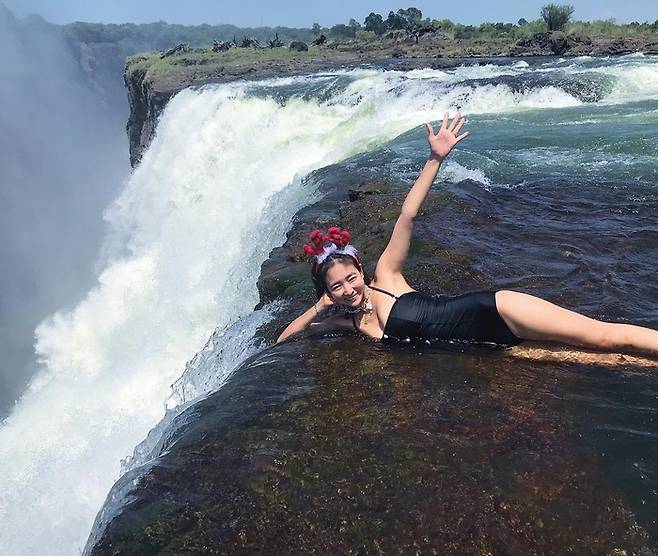 빅토리아 악마의 수영장에서 인생샷을 찍은 배우 진재영.[사진=SNS]