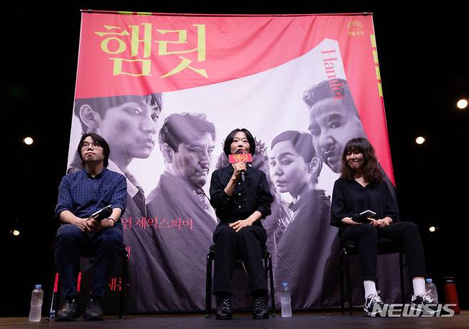 [서울=뉴시스] 김근수 기자 = 국립극단 연극 '햄릿'에서 햄릿 공주 역을 맡은 이봉련 배우가 8일 서울 중구 국립극단 명동예술극장에서 열린 국립극단 연극 '햄릿' 기자간담회에서 공연 소개를 하고 있다. 2024.07.08. ks@newsis.com