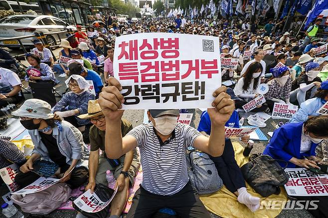 [서울=뉴시스] 정병혁 기자 = 13일 서울 종로구 광화문광장 인근에서 열린 채상병 특검법 거부 강력 규탄, 민생개혁입법 즉각 수용 거부권거부 범국민대회에서 참가자들이 피켓을 들고 있다. 2024.07.13. jhope@newsis.com