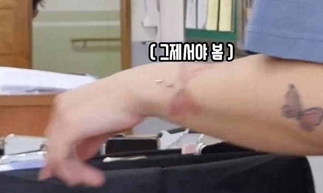 최근 SNS에서 논란이 되고 있는 영상 속 장면. 교사의 팔에 나비 모양 문신이 새겨져 있다. 영상 캡처