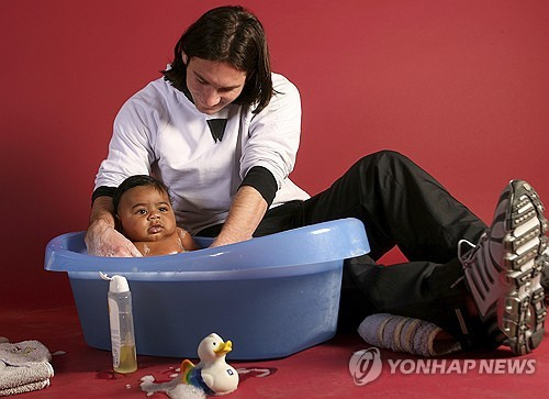 스페인 16세 신성 라민 야말은 리오넬 메시와의 비교를 부담스러워했다. 어릴 적 메시가 자신을 씻겨준 사진을 오랫동안 공개하지 않은 것도 같은 이유였다. ESPN은 12일 '야말은 바르셀로나 레전드인 메시와 비교하는 것이 자신의 경력에 도움이 되지 않는다고 생각한다'며 사진 비공개 뒷얘기를 전했다. 연합뉴스