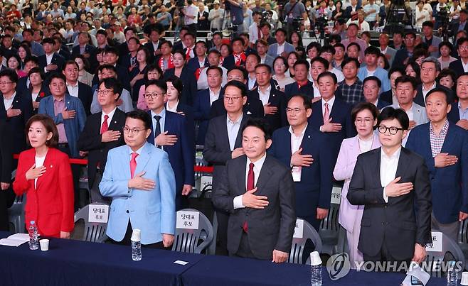 국민의례 하는 당 대표 후보들 (대구=연합뉴스) 한종찬 기자 = 국민의힘 나경원(왼쪽부터)·윤상현·원희룡·한동훈 당 대표 후보가 전날 오후 대구 엑스코에서 열린 제4차 전당대회 대구ㆍ경북 합동연설회에서 국민의례를 하고 있다. 2024.7.12 saba@yna.co.kr