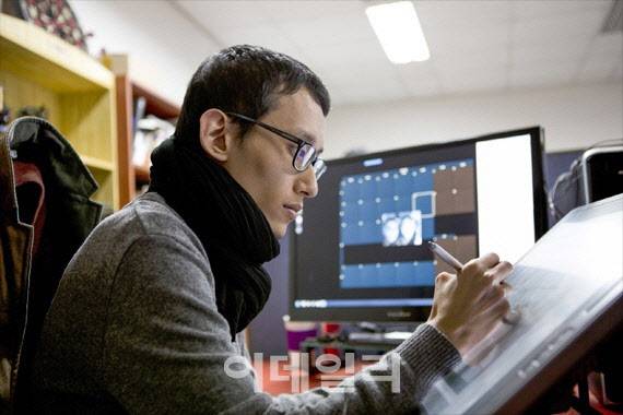 하일권 작가가 작업 중인 모습.(사진=네이버웹툰)