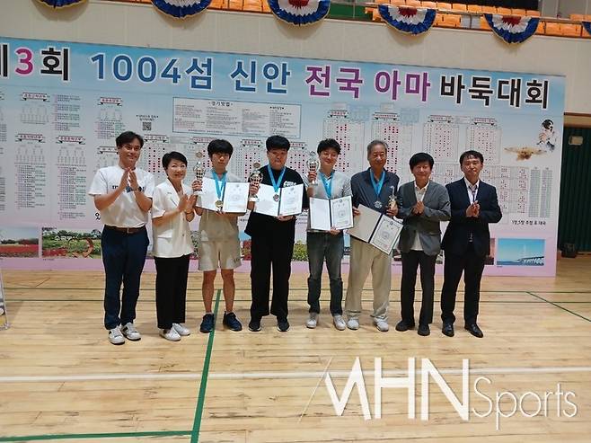 전국최강부와 시니어ㆍ여성부 우승ㆍ준우승 선수들이 대회 관계자들과 기념사진을 찍고 있다.(사진 엄민용 선임기자)