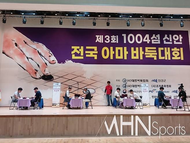 14일 신안군민체육관에서 '제3회 1004섬 신안 전국아마바둑대회'가 벌어지고 있다.(사진 엄민용 선임기자)