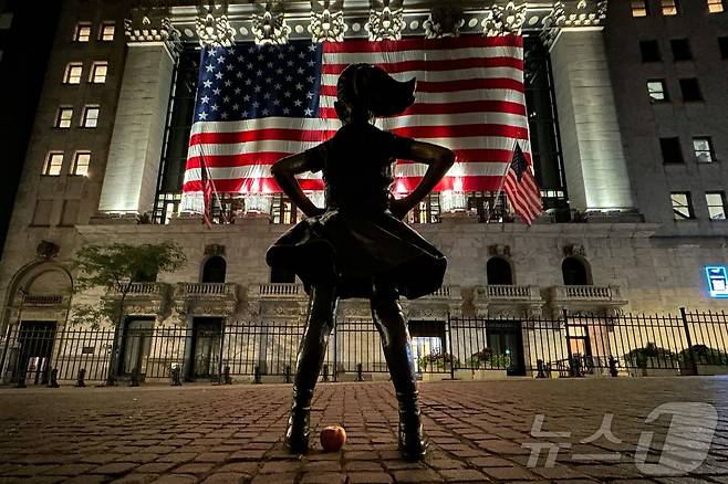 미 뉴욕 증권가 맨해튼 월스트리트에 세워진 '겁없는 소녀 (Fearless Girl)'상. 2024.07.08 ⓒ AFP=뉴스1 ⓒ