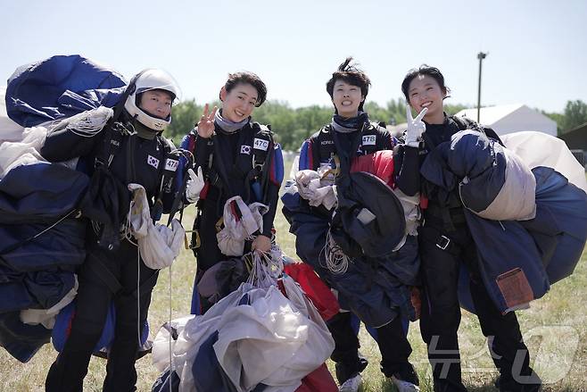 14일 특전사 여군팀이 상호활동 강하를 완료한 후, 기념사진을 촬영하고 있다. (육군 제공)