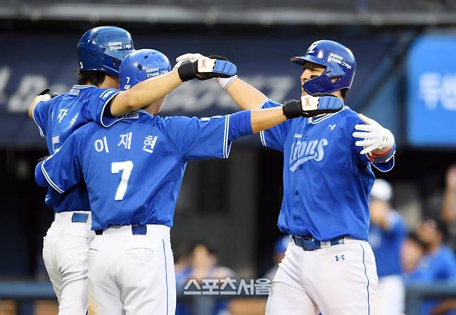 삼성 강민호(오른쪽)가 14일 잠실구장에서 열린 2024 KBO리그 두산과 경기 7회초 2사 1,2루에서 두산 이영하를 상대로 3점 홈런을 치고 선행주자 구자욱(왼쪽), 이재현과 포옹을 하고 있다. 잠실 | 박진업 기자 upandup@sportsseoul.com