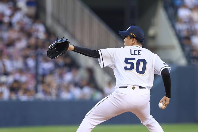 두산 이영하가 14일 잠실구장에서 열린 2024 KBO리그 삼성전에서 7회초 올라와 공을 던지고 있다. 사진 | 두산 베어스