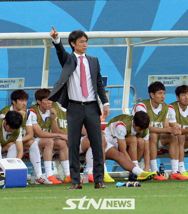 브라질 상파울루의 아레나 지 상파울루 스타디움에서 열린 2014브라질월드컵 한국 축구국가대표팀과 벨기에 축구국가대표팀의 H조 3차전 경기에서 한국 홍명보 감독이 선수들에게 작전지시를 하고 있다. 사진┃뉴시스