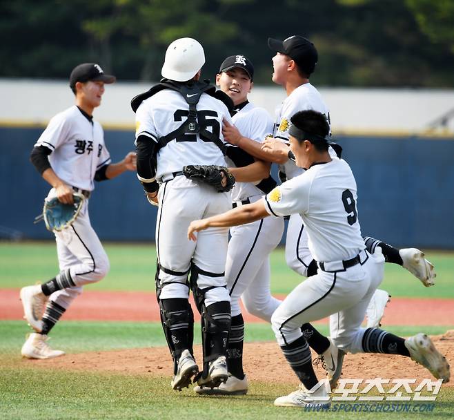 3대1 1점 차를 지켜낸 김성준이 포수 김선빈과 뜨거운 포옹을 나눴다