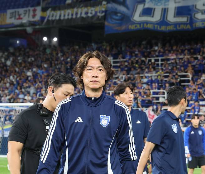 울산 홈 구장 떠나는 홍명보 감독

    (울산=연합뉴스) 김용태 기자 = 10일 오후 울산 문수축구경기장에서 축구 국가대표팀 감독으로 내정된 울산 HD 홍명보 감독이 광주FC와의 경기 후 팬들에게 인사를 마치고 경기장을 떠나고 있다. 2024.7.10